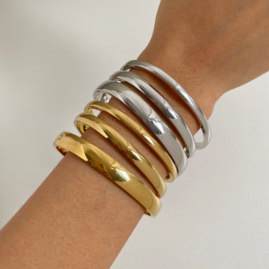 Pulsera Dorada Minimalista con Cierre de Hebilla Retro