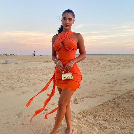 Vestido Ajustado con Cuello Halter y Pliegues Elegantes - Image 17