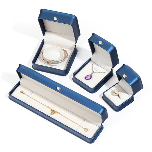 Pulsera de Encaje con Dije Corona Redondeado - Joyería Elegante con Caja de Presentación