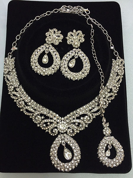 Conjunto de 3 Piezas: Collar, Aretes y Cadena Frontal con Cristales Blancos