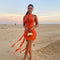 Vestido Ajustado con Cuello Halter y Pliegues Elegantes