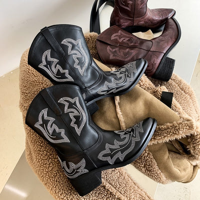 Botas Martin Cortas de Cuero Grabado para Mujer - Image 2