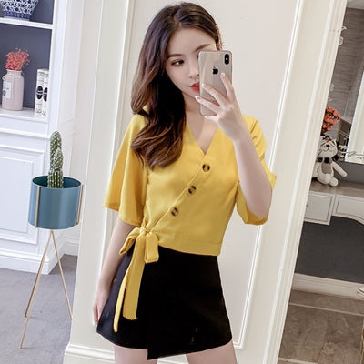 Blusa Escote V Botones Irregulares Manga Corta