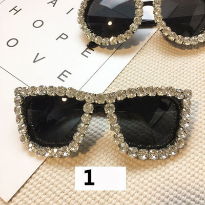 White round sunglasses with daisy flower embellishments on the frames and dark gradient lenses. - Image 15