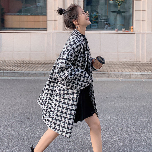 Abrigo de Lana Cuadros Blanco y Negro para Mujer - Diseño Clásico - Image 10