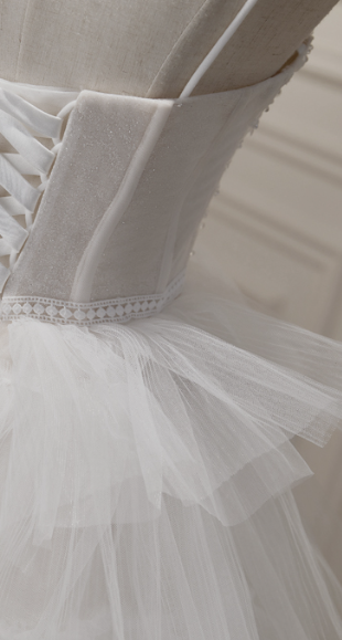 Vestido de Novia con Tirantes y Cola Elegante - Image 13