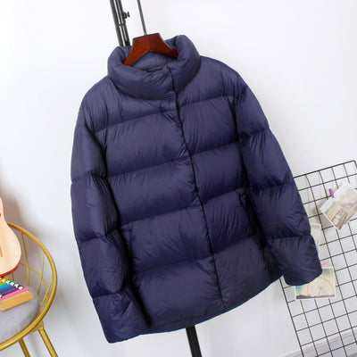 Chaqueta de Plumón de Pato Blanco Ligera con Cuello Alto - Image 8