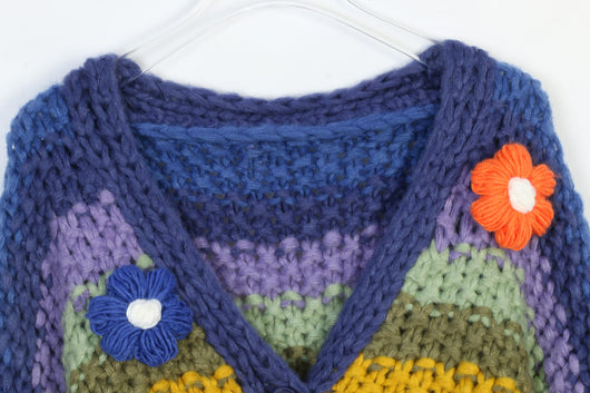 Suéter Tejido a Mano con Rayas Arcoíris y Flores - Diseño Europeo Grueso - Image 17