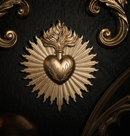 Ornamento Decorativo Corazón Sagrado en Relieve de Resina - Image 6
