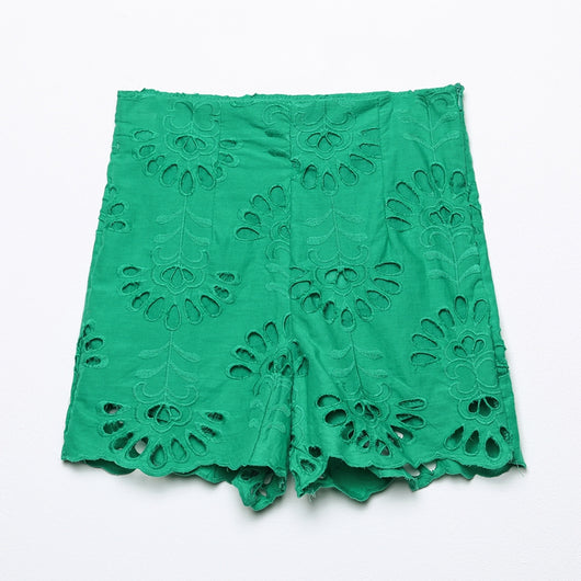 Shorts Elegantes con Detalles Bordados y Recortes Modernos para Mujer - Image 9
