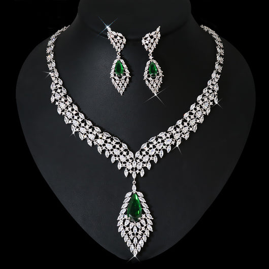Conjunto de Aretes y Collar con Alas de Circón - Elegancia y Temperamento