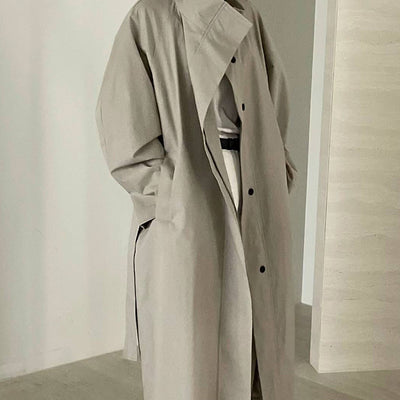 Gabardina Larga de Cuello Alto con Diseño Versátil y Elegancia Contemporánea - Image 5