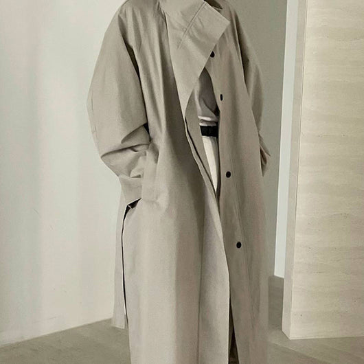 Gabardina Larga de Cuello Alto con Diseño Versátil y Elegancia Contemporánea - Image 5