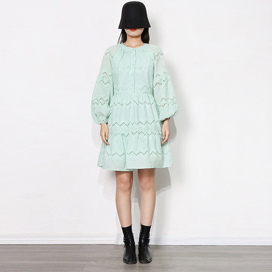 Vestido Corto con Cuello Redondo y Mangas Farol Calado - Image 18