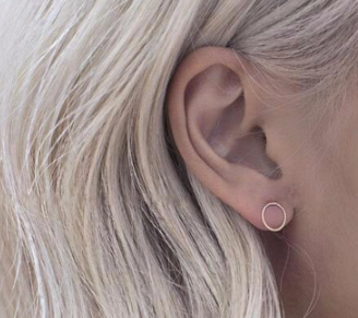 Aretes Minimalistas de Círculo - Elegancia Discreta - Image 11