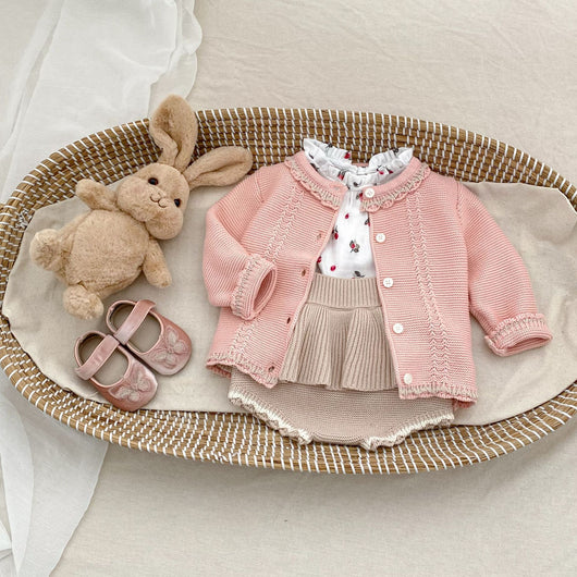 Conjunto de Dos Piezas para Bebé Niña - Cardigan Bicolor con Falda Pantalón Suspensores - Image 4