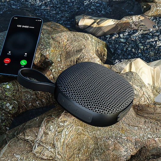 Parlante Portátil Bluetooth Mini con Tela Impermeable y Imán - Image 17