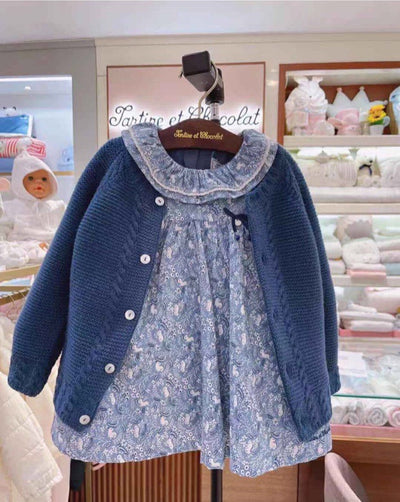 Conjunto de Dos Piezas: Cardigan y Vestido Floral con Cuello Volante para Niña - Image 9