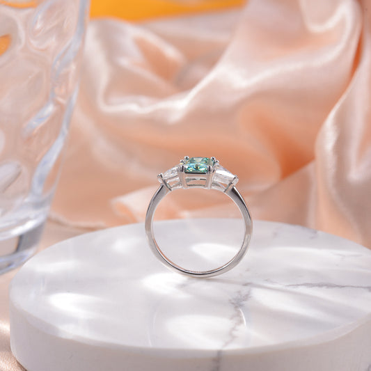 Anillo de Moissanita Triangular Azul Verde con Baño de Oro 18K en Plata - Image 2