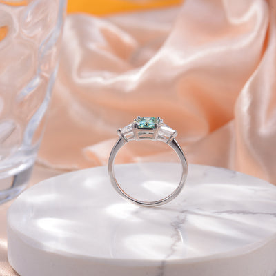 Anillo de Moissanita Triangular Azul Verde con Baño de Oro 18K en Plata - Image 2