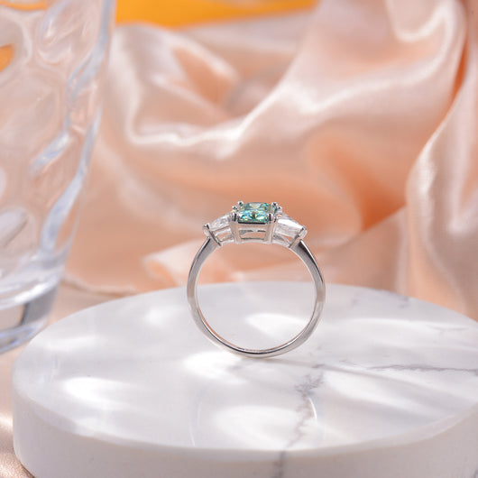 Anillo de Moissanita Triangular Azul Verde con Baño de Oro 18K en Plata - Image 2