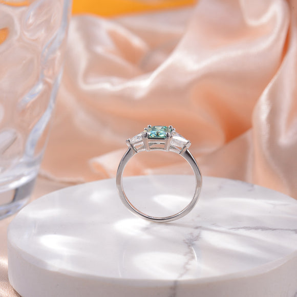 Anillo de Moissanita Triangular Azul Verde con Baño de Oro 18K en Plata