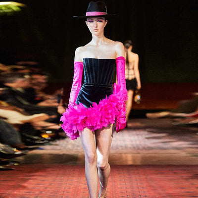 Vestido de Fiesta Ajustado con Plumas y Diseño Asimétrico