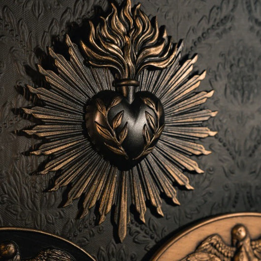 Ornamento Decorativo Corazón Sagrado en Relieve de Resina - Image 3