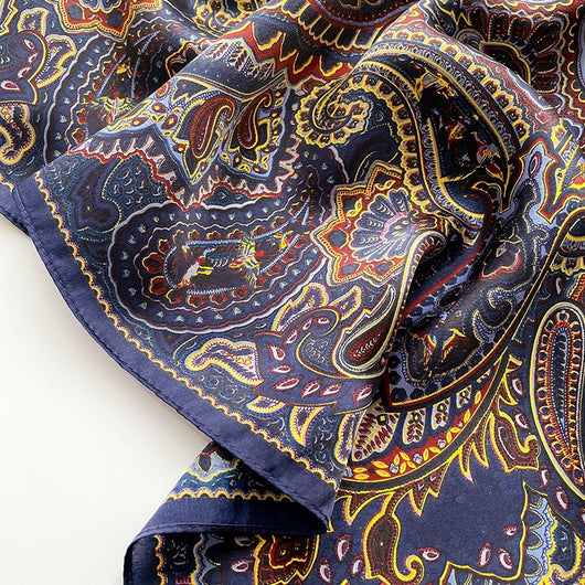 Pañuelo de Seda Estampado Floral Literario para Otoño e Invierno - Image 22