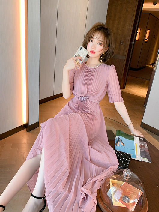 Vestido Elegante con Pliegues y Detalle Floral en la Cintura - Image 17