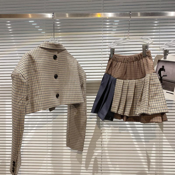 Traje Ejecutivo Mujer: Blazer Corto con Falda Plisada Contraste