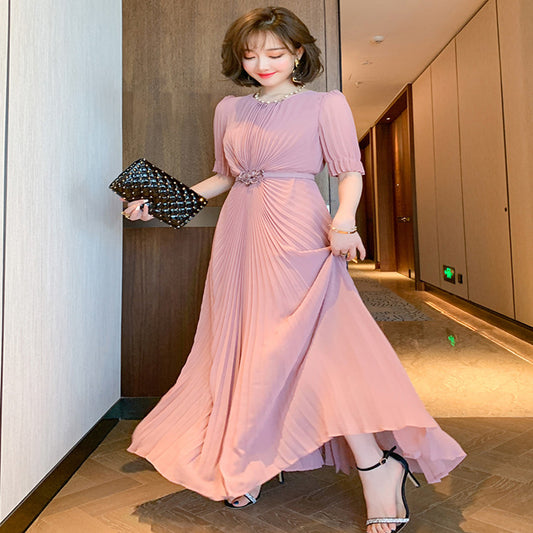Vestido Elegante con Pliegues y Detalle Floral en la Cintura