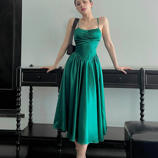 Vestido Blanco Retro Halter con Cintura Marcada - Elegancia Atemporal