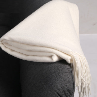 Chal Blanco Elegante y Acolchado para Mujer - Image 8