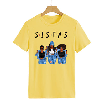 Playera Denim Sistas Three con Estampado Girly de Manga Corta - Image 16
