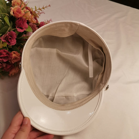 Sombrero Plano Octagonal de Cuero Charol con Cadena para Mujer - Image 9
