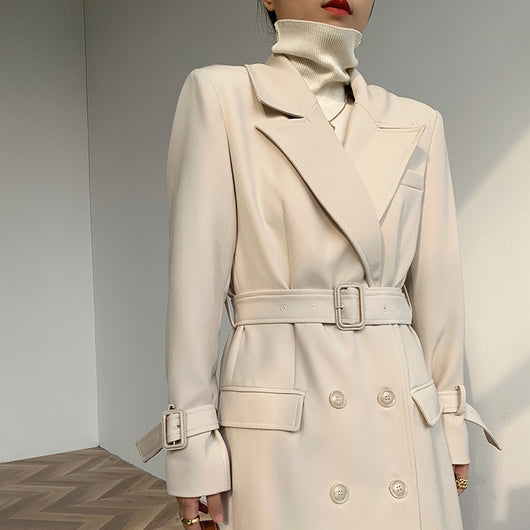Abrigo Trench Elegante con Cuello Doble Capa y Detalles Patchwork - Image 9