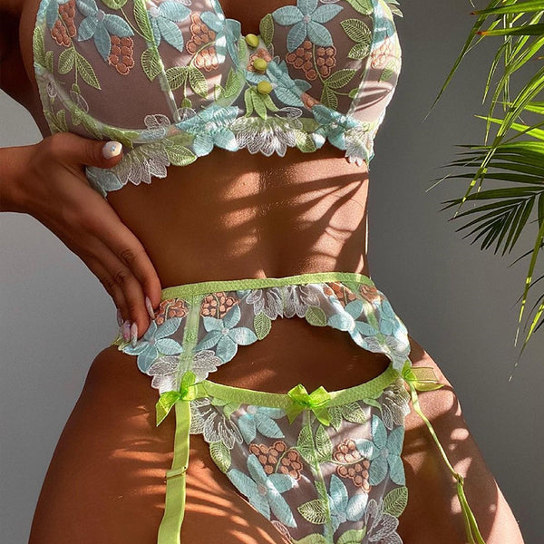 Conjunto de Tres Piezas de Ropa Interior de Malla Floral Artesanal Fruncida