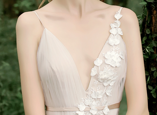 Vestido Minimalista con Escote en V para la Playa - Image 14
