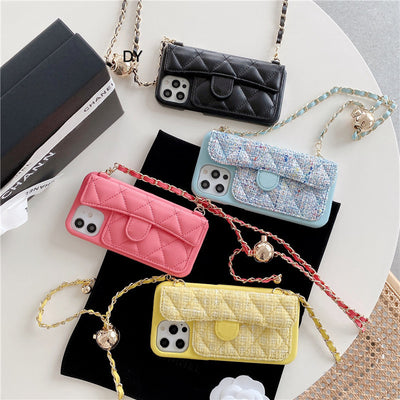 Funda para iPhone con Cadena Dorada y Bola Decorativa - Image 9