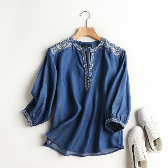 Camisa Denim Tencel Cuello V con Bordado en Hombros para Verano
