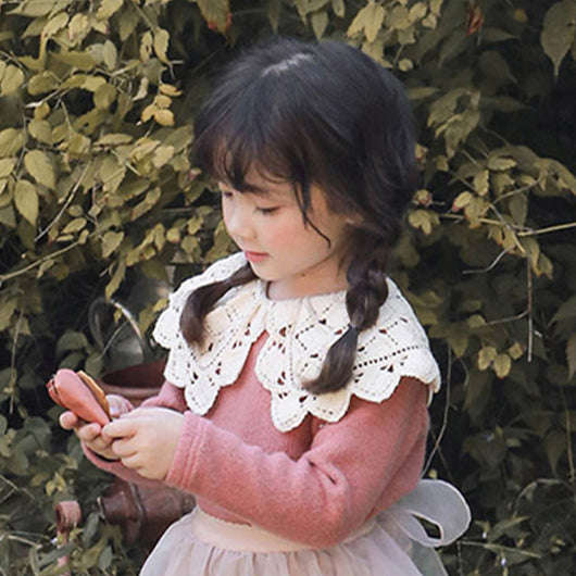 Suéter Fresa para Niña con Solapa Grande y Diseño Dulce - Image 5