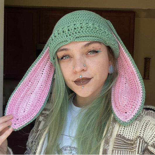 Gorro de Punto Artesanal con Orejas de Conejo, Diseño Divertido con Máscara de Un Ojo y Cuernos - Image 4