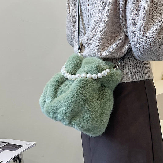 Bolso Mensajero de Peluche con Perlas para Mujer - Diseño Trendy e Instagrameable