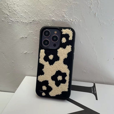 Funda iPhone Floral Invierno Coreana Bordada de Felpa Suave - Image 2