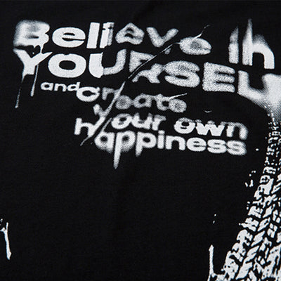 Playera Hombre con Estampa de Letras y Detalle de Chaleco - Image 4