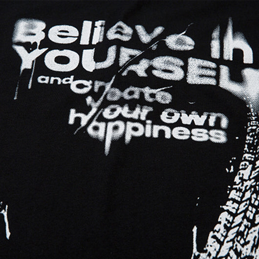 Playera Hombre con Estampa de Letras y Detalle de Chaleco - Image 4