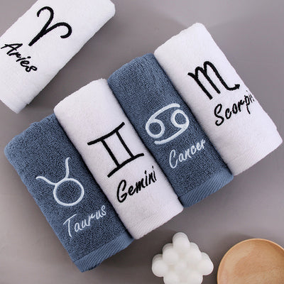 Toalla de Baño Constellation Plus Gruesa y Absorbente con Bordado - Image 2