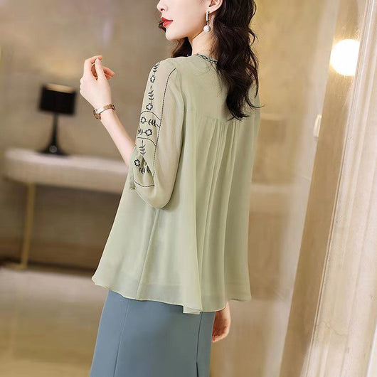 Blusa Suelta con Escote en V y Bordados Elegantes - Image 4