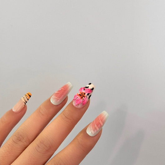 Uñas Artísticas Pintadas a Mano con Patrón Cebra y Lirio Tallado - Atmósfera Verano - Image 9